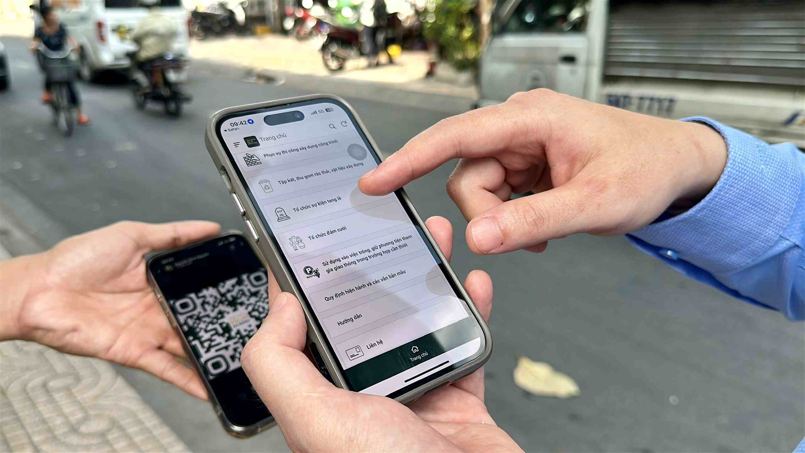 Los hogares de negocios de Ciudad Ho Chi Minh que se sientan en casa todavía pueden registrarse y pagar las tarifas de uso de aceras a través de la aplicación