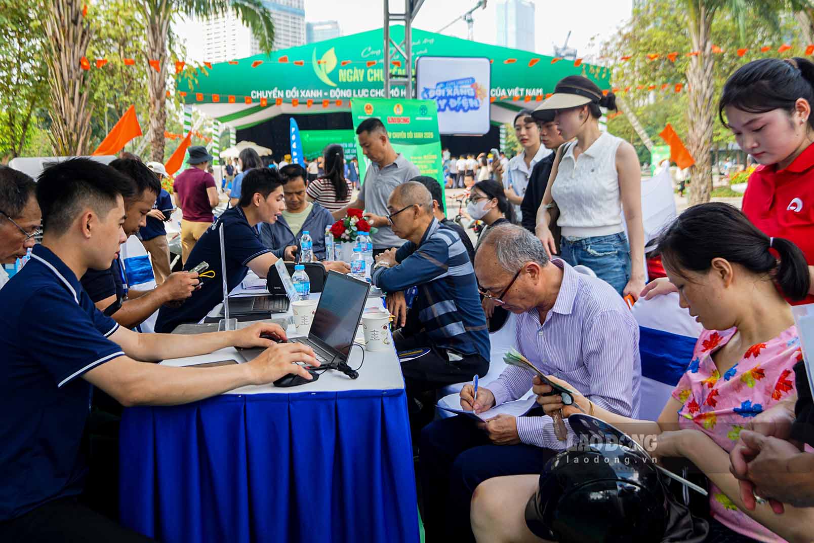 Ngay từ sáng sớm, khu vực công viên đã trở nên nhộn nhịp khi nhiều người dân tới tham quan, tìm hiểu các hoạt động về chuyển đổi xanh. Điểm nhấn của sự kiện là khu trải nghiệm xe điện và chương trình “thu xăng đổi điện”, thu hút sự quan tâm lớn của giới trẻ cũng như các gia đình tại Thủ đô.