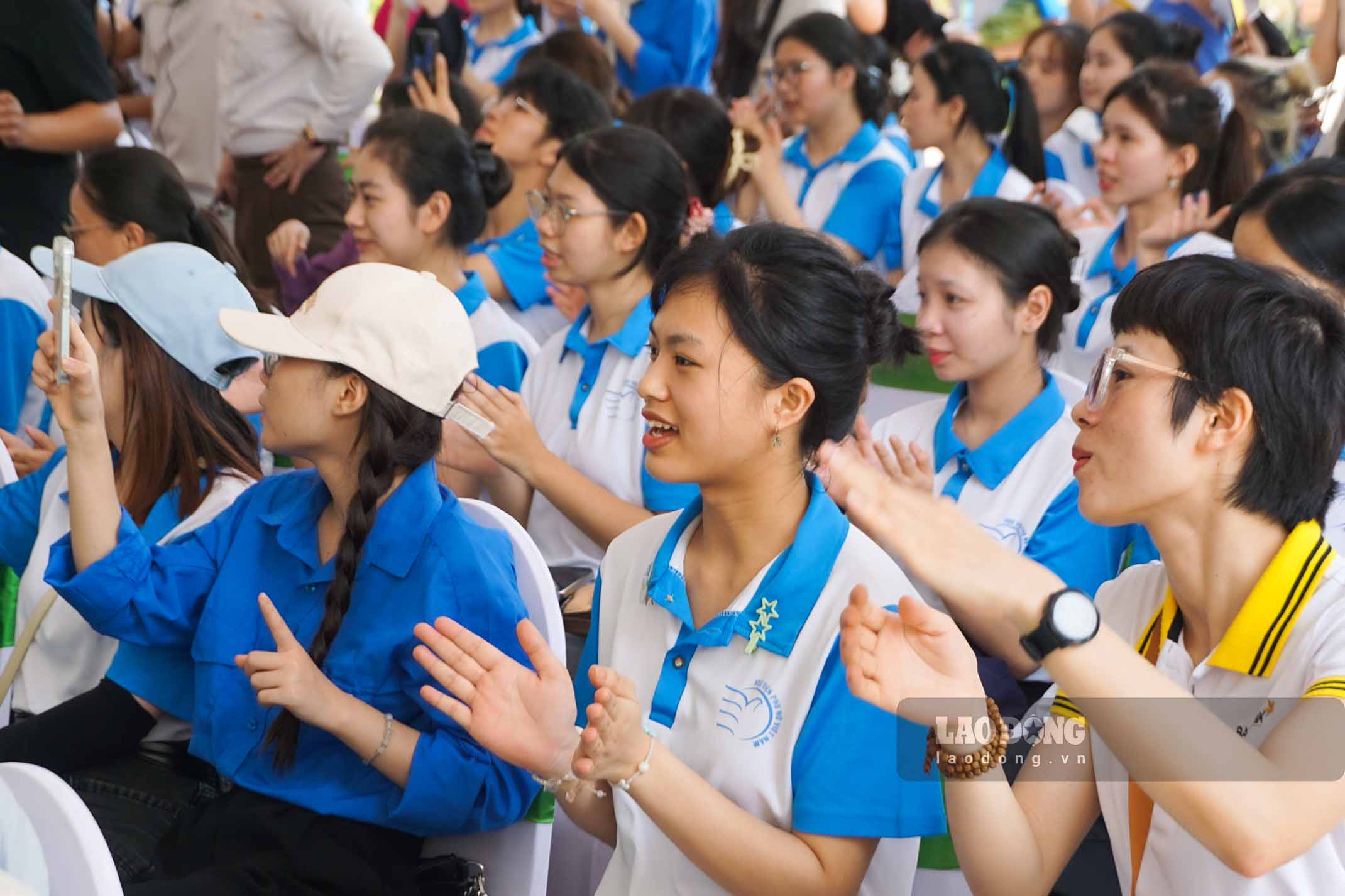 Nhiều bạn trẻ hào hứng hòa giọng cùng nghệ sĩ, tạo nên bầu không khí vui tươi, sôi nổi trong khuôn khổ sự kiện. Thông qua chuỗi hoạt động đa dạng, Ngày Chuyển đổi xanh 2026 không chỉ tạo sân chơi cuối tuần cho người dân mà còn góp phần thúc đẩy thay đổi nhận thức, hướng tới xây dựng thói quen tiêu dùng và sử dụng phương tiện thân thiện với môi trường trong đời sống hằng ngày.