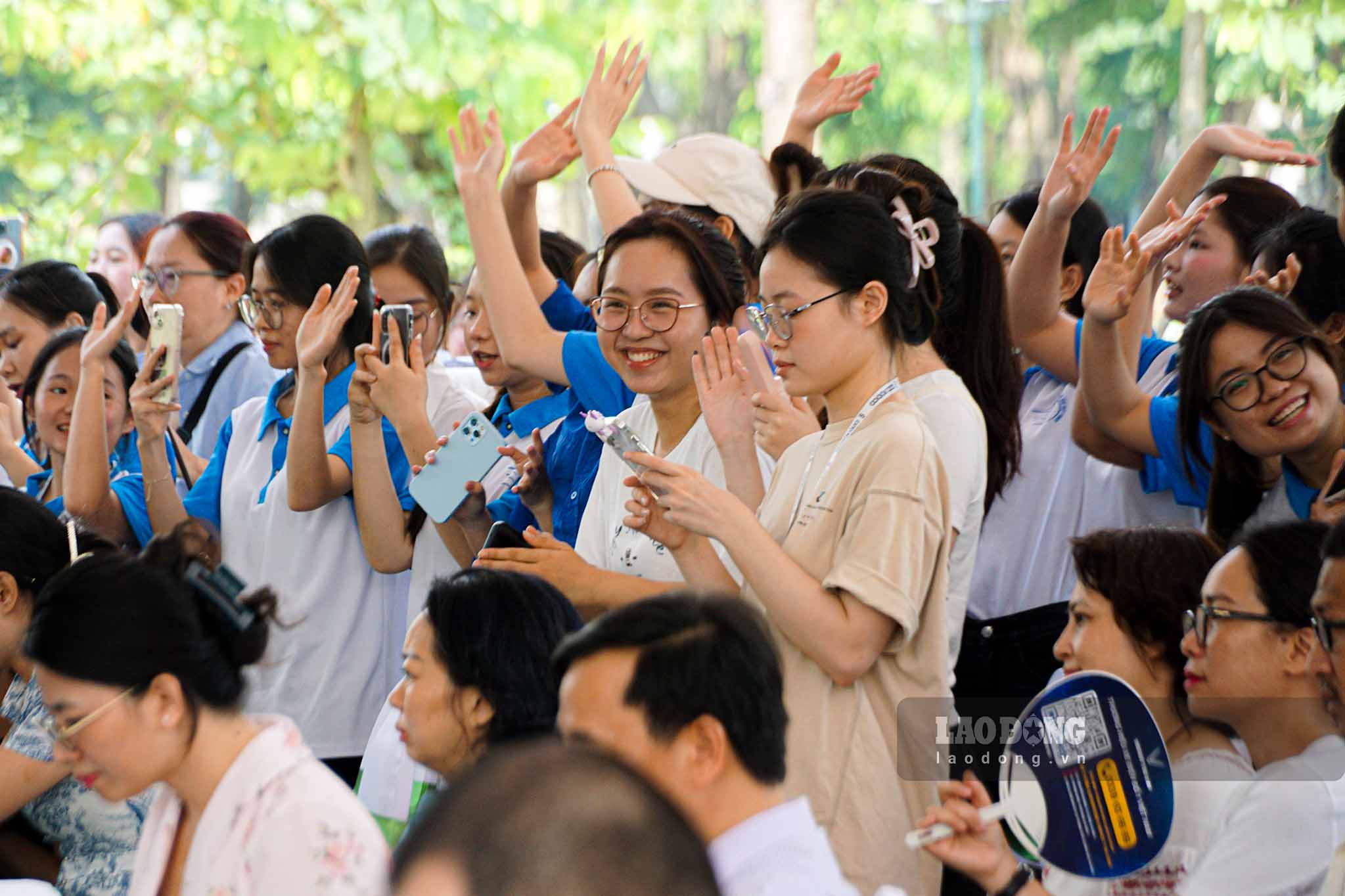 Nhiều bạn trẻ hào hứng hòa giọng cùng nghệ sĩ, tạo nên bầu không khí vui tươi, sôi nổi trong khuôn khổ sự kiện.