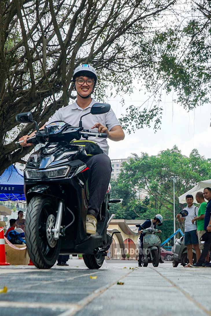 Bạn Việt Anh, trú tại phường Cầu Giấy, cho biết bản thân đang có nhu cầu chuyển từ xe xăng sang xe điện. Sau khi trực tiếp trải nghiệm tại chương trình, bạn cảm thấy hài lòng với khả năng vận hành cũng như sự tiện lợi của phương tiện xanh này.