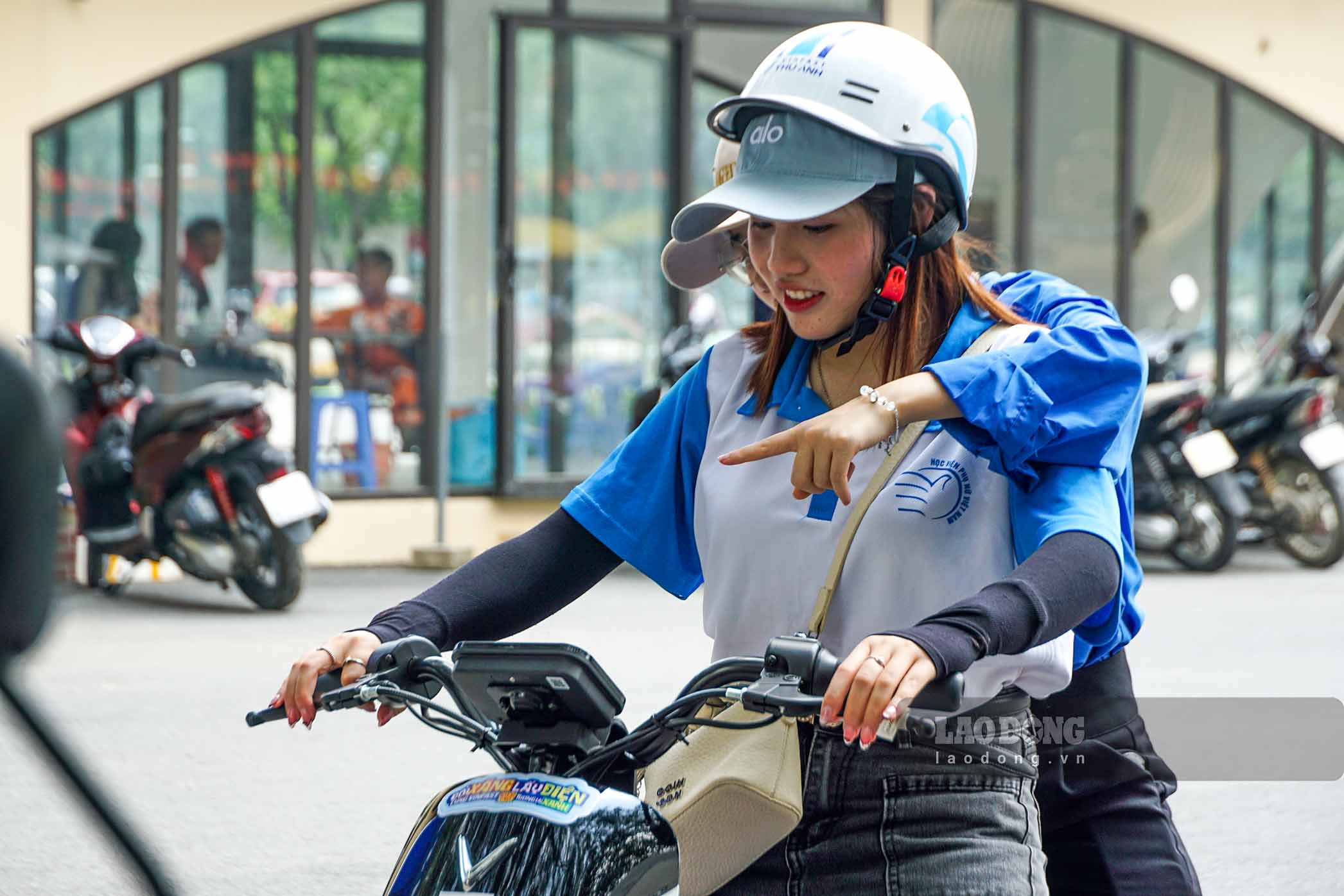 Theo ban tổ chức, hoạt động trải nghiệm xe điện và tư vấn “thu xăng đổi điện” sẽ diễn ra xuyên suốt trong ngày 16.5, mang tới không gian tương tác hiện đại và nhiều thông tin hữu ích cho người dân Thủ đô.