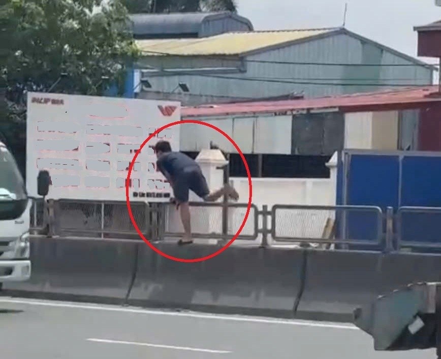 Trường hợp có hành vi trèo qua dải phân cách đường bộ tuyến đường 10 địa phận thành phố Hải Phòng. Ảnh: Công an Hải Phòng