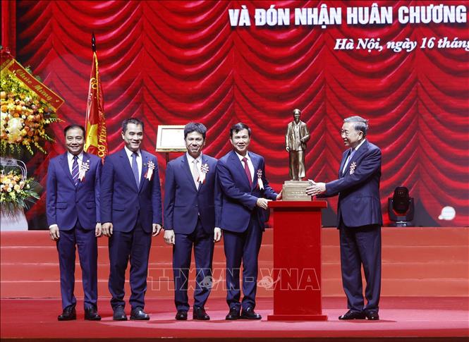 Le secrétaire général et président de la République Tô Lâm offre une statue du président Hô Chi Minh à l'Université nationale de Hanoï. Photo: TTXVN