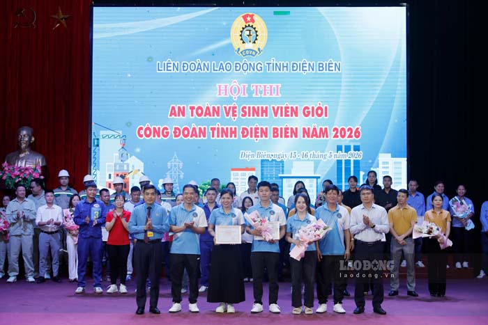 El comité organizador entrega el primer premio a la Unión Sindical de Base del Centro de Control de Enfermedades de la provincia de Dien Bien. Foto: Quang Dat