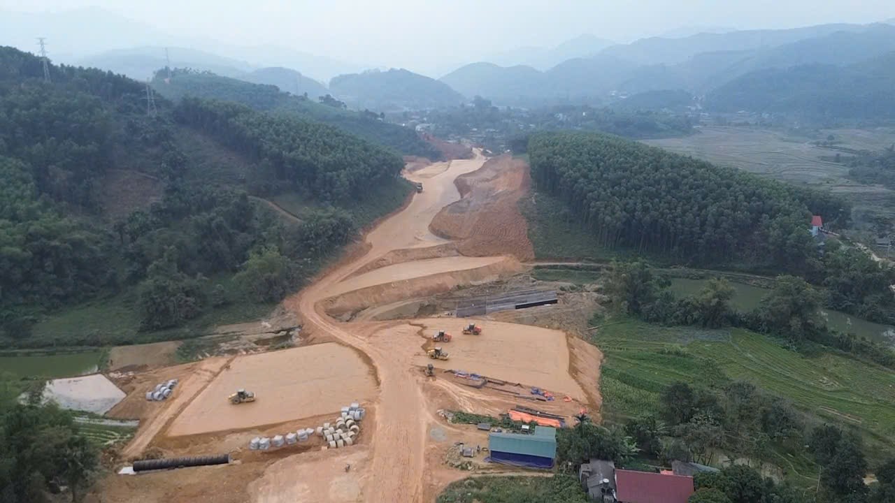 Accelerating the progress of handing over the construction site for the Cho Moi - Bac Kan expressway. Photo: Cong Luan