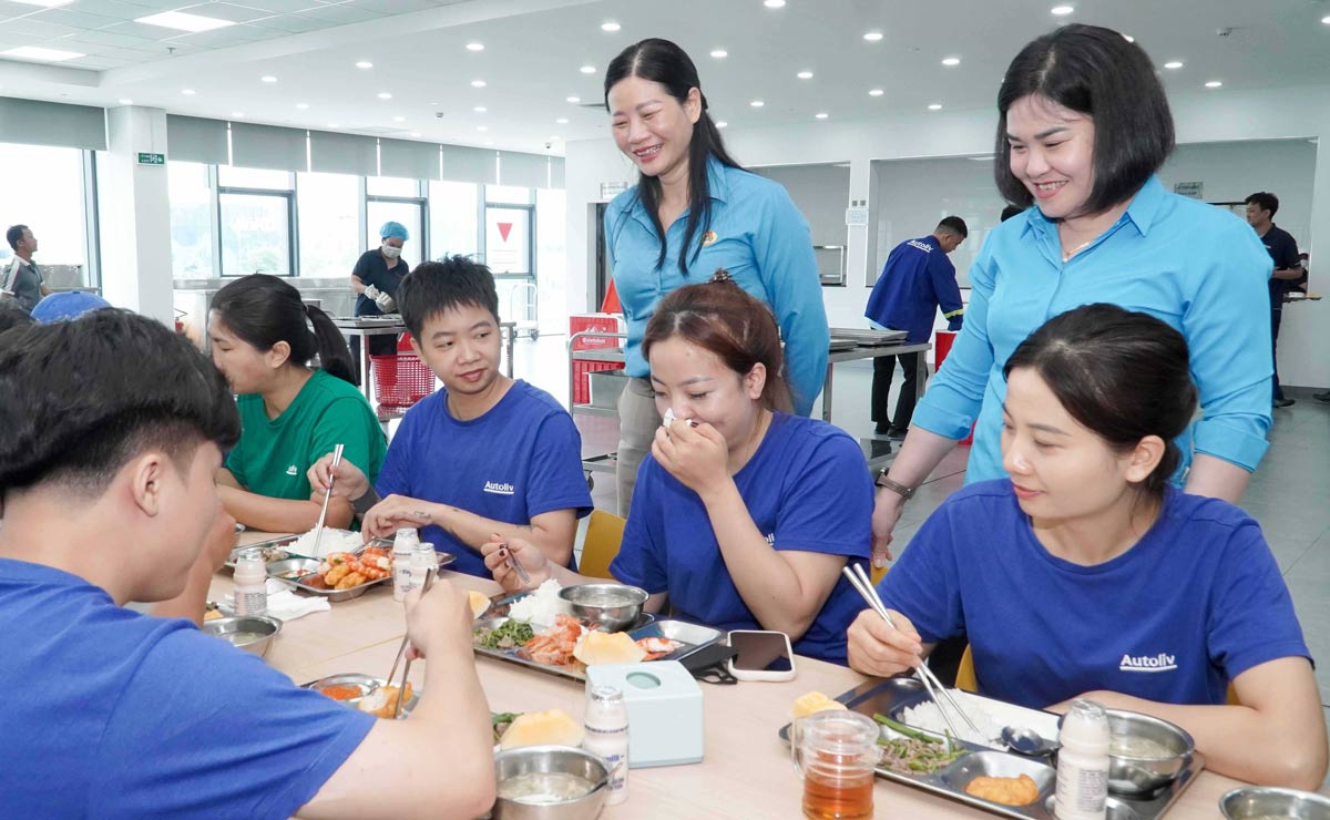 Los líderes de la Federación Provincial de Trabajo de Quang Ninh y el Sindicato del barrio de Quang Yen visitan a los trabajadores en la "Comida Sindical" organizada en Autoliv Vietnam Co., Ltd. Foto: Portal de Información Electrónica de Quang Yen