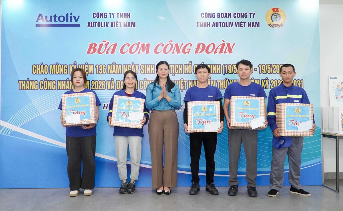 Lãnh đạo Liên đoàn Lao động tỉnh Quảng Ninh, tặng quà cho công nhân 