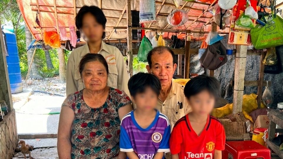 Mr. Vo Thanh Thoi and Ms. Le Thi Dang are struggling to raise three orphaned grandchildren in a state of illness and difficulty. Photo: Hoang Loc