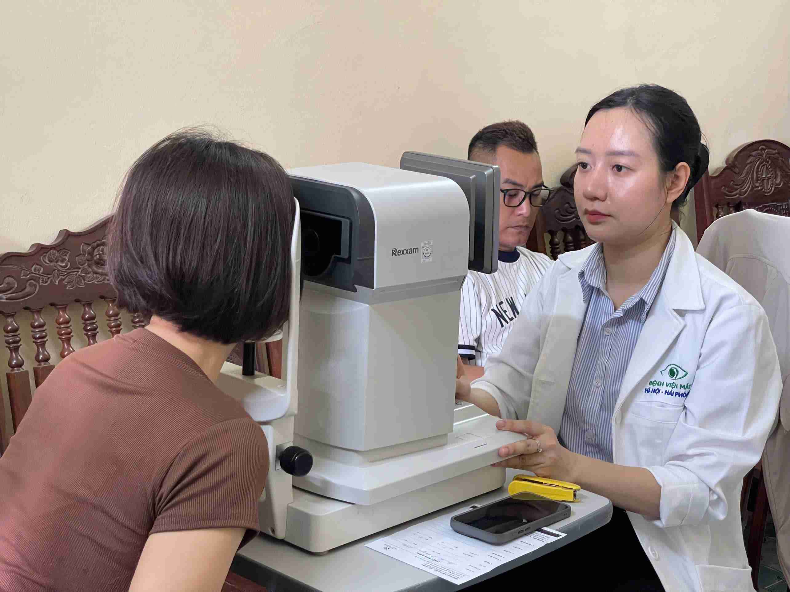 Los trabajadores del barrio de Kinh Mon reciben asesoramiento y atención ocular gratuita. Foto: Mai Huong