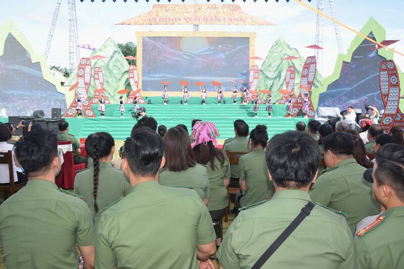 Chương trình “Ngày hội báo chí, truyền thông CAND hướng về cơ sở” với chủ đề “Vì bình yên bản làng” tại xã Vân Hồ, tỉnh Sơn La. Ảnh: Trường Sơn