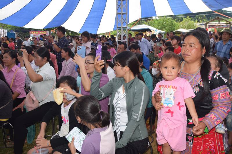 Đông đảo người dân địa phương và khách du lịch tham dự chương trình. Ảnh: Trường Sơn