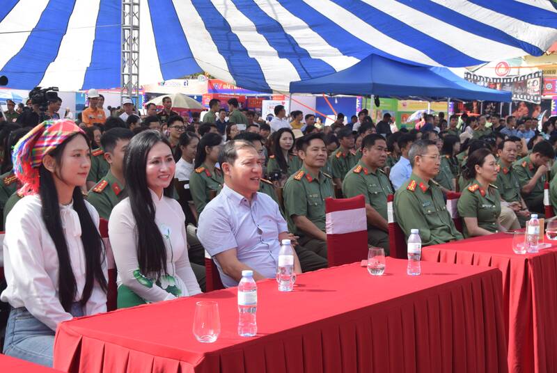 Delegates attending the Opening Ceremony of the People's Police Press and Media Day program towards grassroots levels with the theme "For peace in villages". Photo: Truong Son