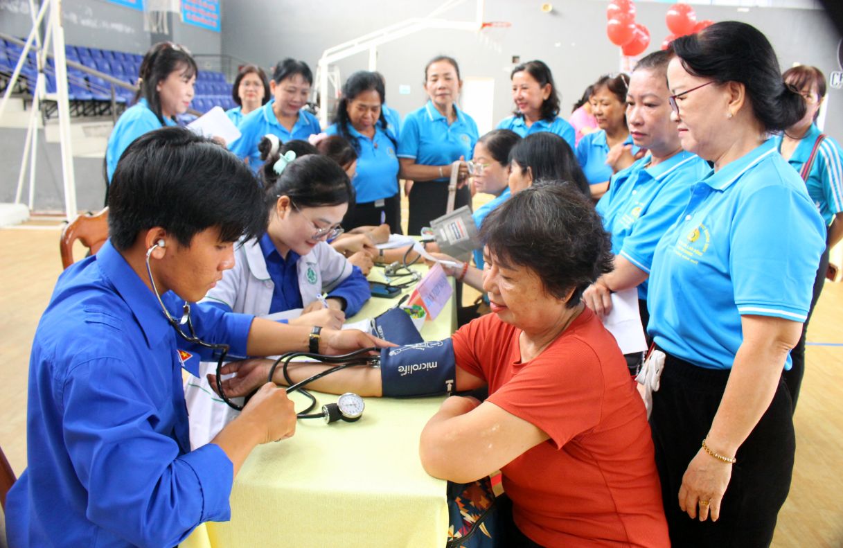 Hoạt động kiểm tra sắc khỏe cho người lao động. Ảnh: Thanh Mai
