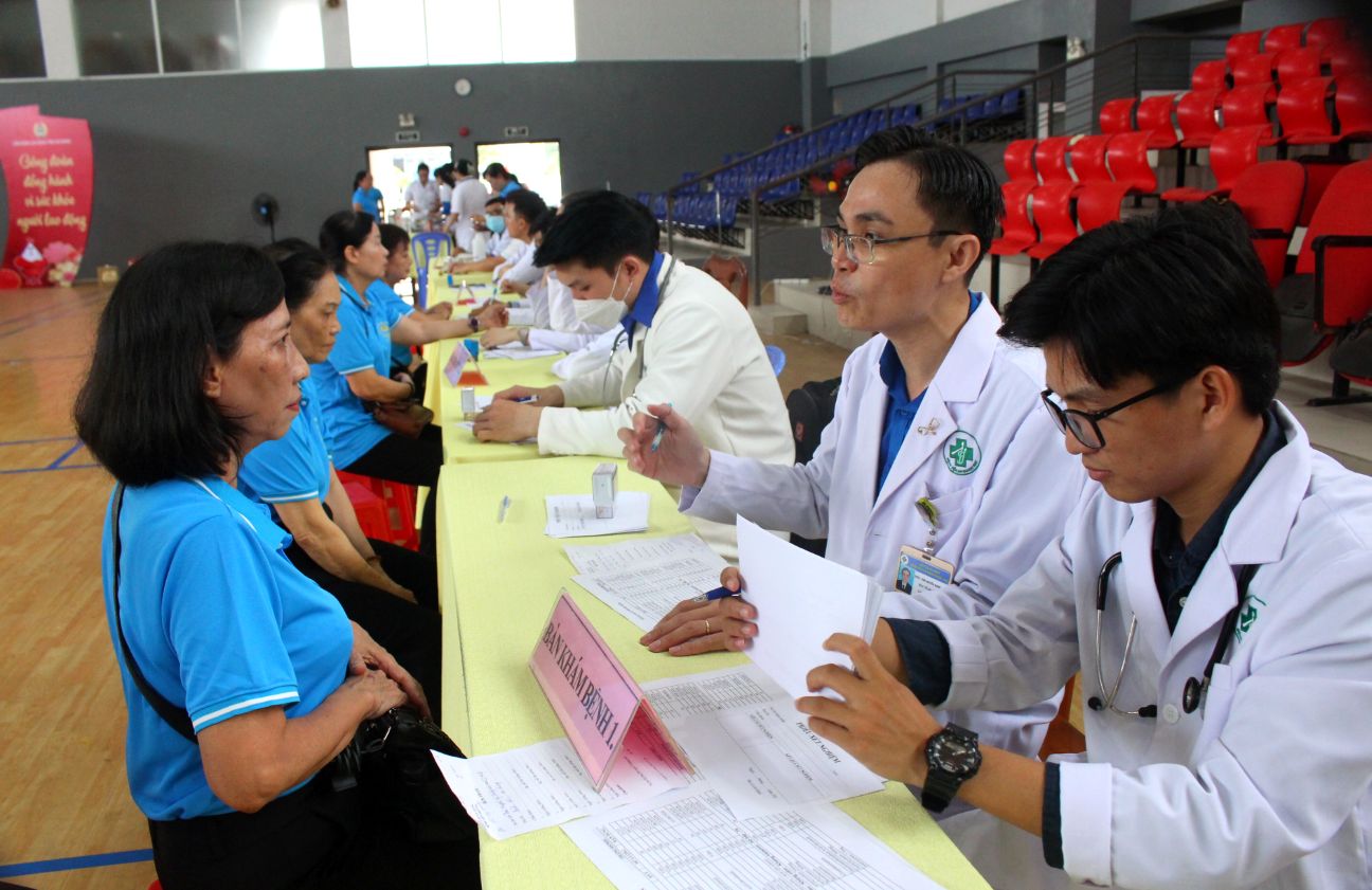 Tư vấn sức khỏe cho người lao động. Ảnh: Thanh Mai
