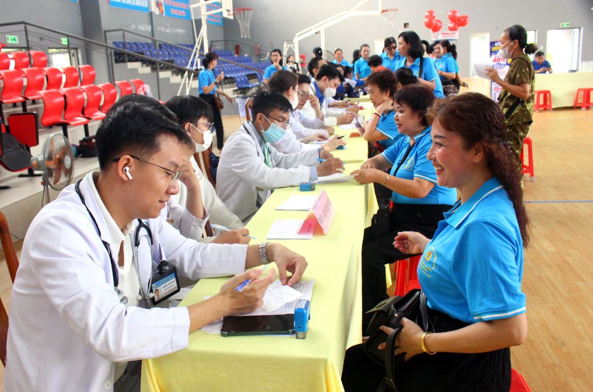 Được các thầy thuốc uy tín tư vấn, nhiều người lao động bày tỏ sự hài lòng. Ảnh: Thanh Mai