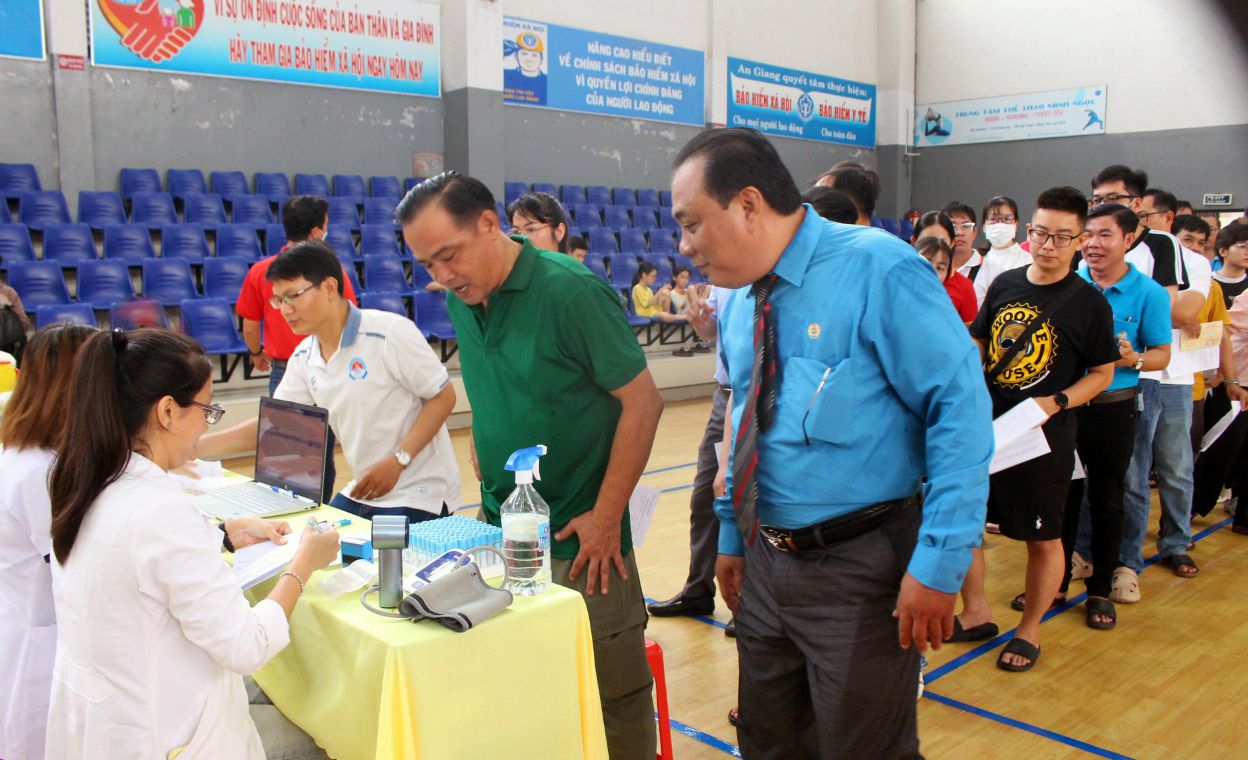Dòng người đăng ký hiến máu. Ảnh: Thanh Mai