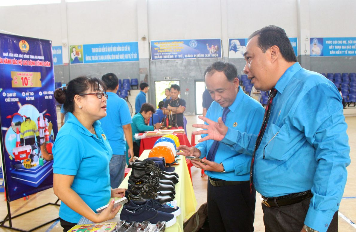 Gian hàng bảo hộ để các đại biểu tiếp cận, kết nối nhu cầu về thiết bị bảo hộ chất lượng, uy tín cho đơn vị mình. Ảnh: Thanh Mai 