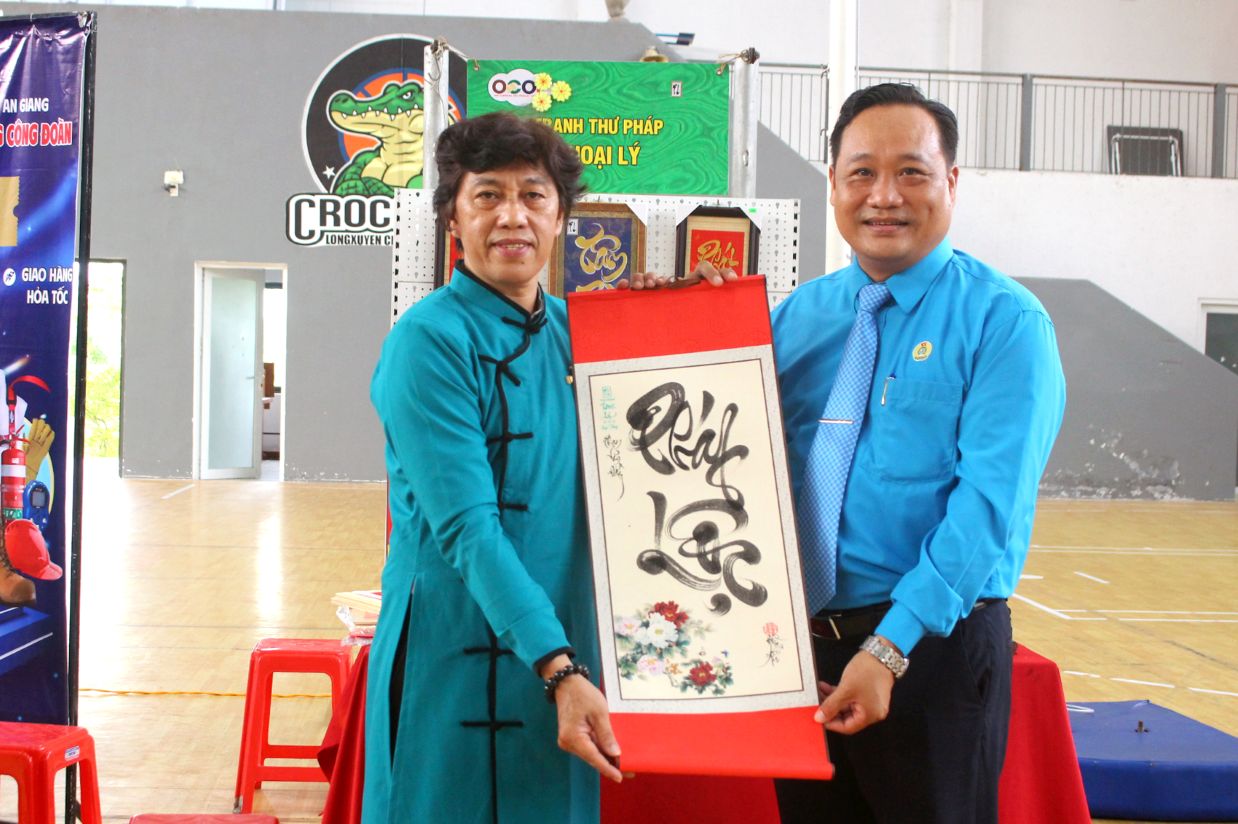 Gian hàng thư pháp hỗ trợ đại biểu là cán bộ Công đoàn, đoàn viên, người lao động lưu lại kỷ niệm của hành trình thiện nguyện ngày cuối tuần. Ảnh: Thanh Mai
