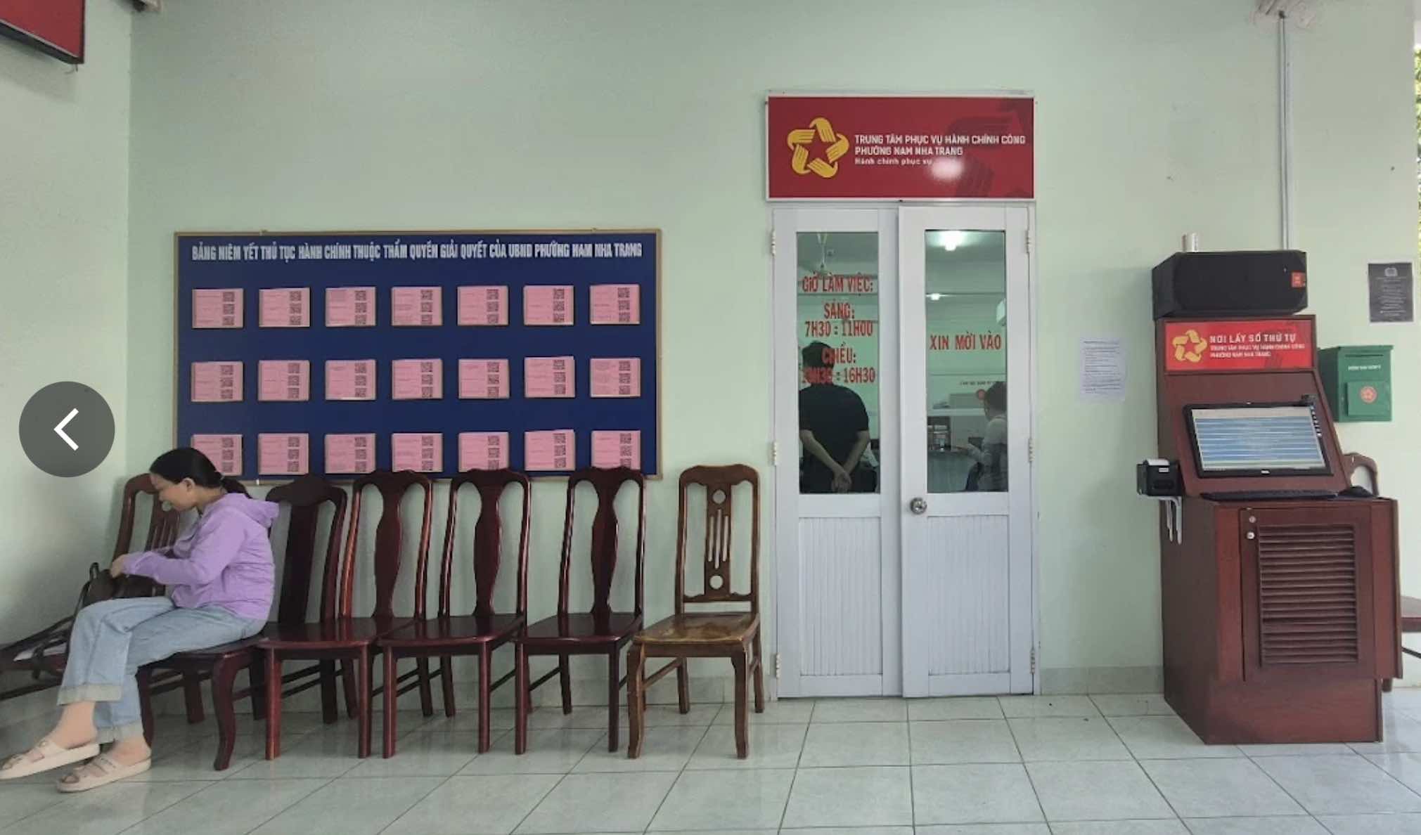 Trung tâm Phục vụ Hành chính công phường Nam Nha Trang vừa tiến hành xin lỗi công dân vì cán bộ giao tiếp chưa chuẩn mực. Ảnh: Phước Hải