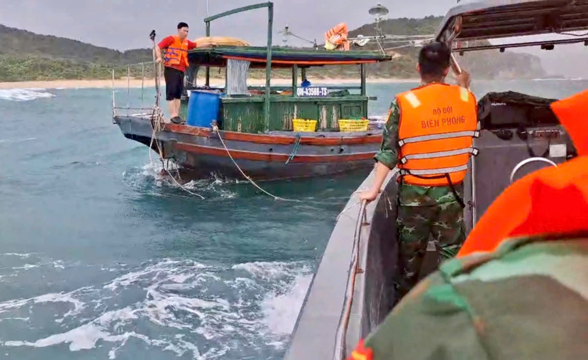 Oficiales y soldados del puesto fronterizo de Thanh Lan se acercan al vehículo en problemas, rescatan a 4 pescadores de forma segura. Foto: Unidad proporcionada