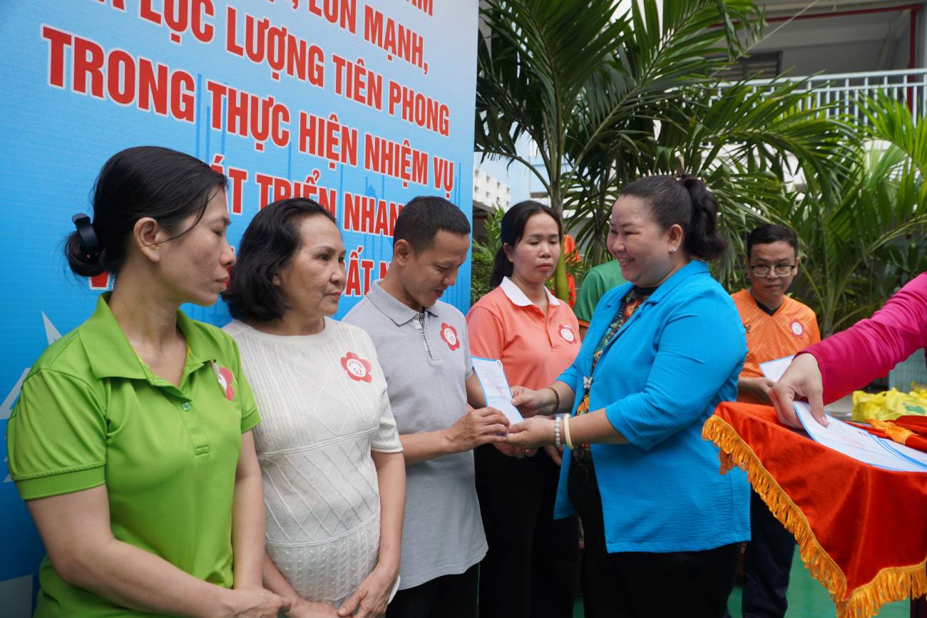 Giving away dozens of electric vehicles and savings books, supporting workers in Ho Chi Minh City.