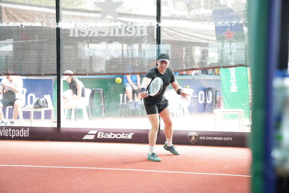 Cada vez más gente participa en el deporte Padel, especialmente en la ciudad de Ho Chi Minh. Foto: VTF