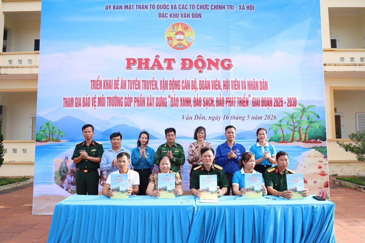 Đại diện các thôn, tổ chức, cá nhân hoạt động trong lĩnh vực dịch vụ, du lịch ký cam kết thực hiện các quy định về bảo vệ môi trường. Ảnh: Cổng TTĐT Vân Đồn