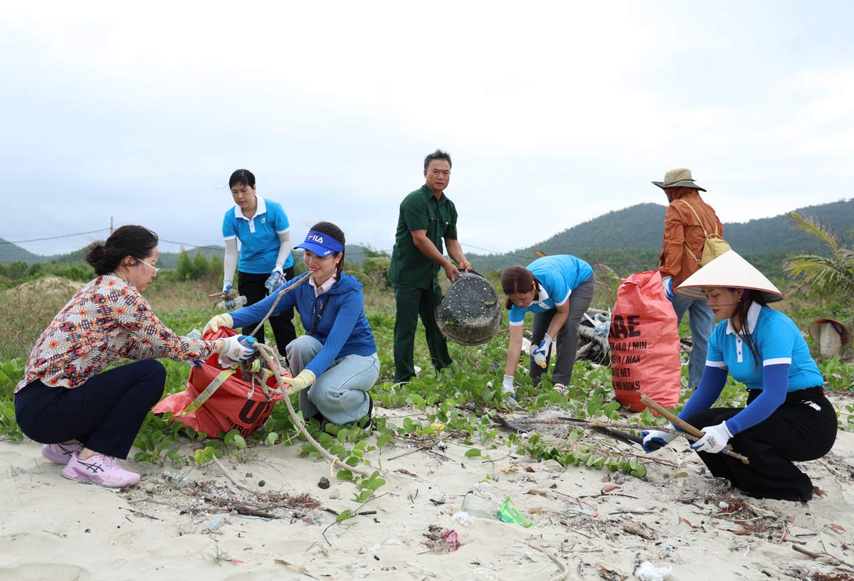 Las organizaciones políticas y sociales de la zona especial de Van Don junto con la gente limpian la playa. Foto: Portal de Información Electrónica de Van Don
