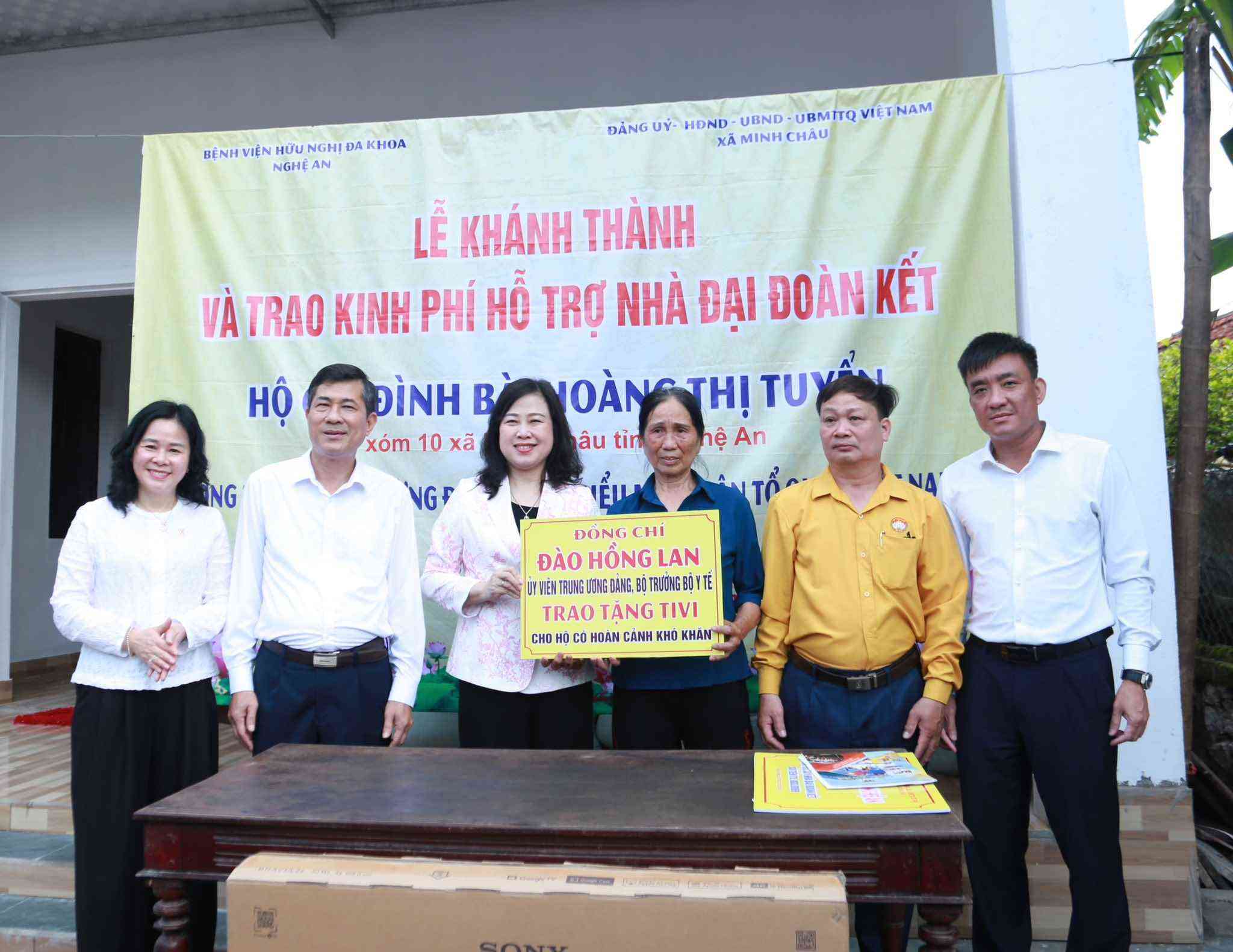 Minister of Health and provincial leaders hand over gratitude houses to people in Nghe An. Photo: Ngoc Anh