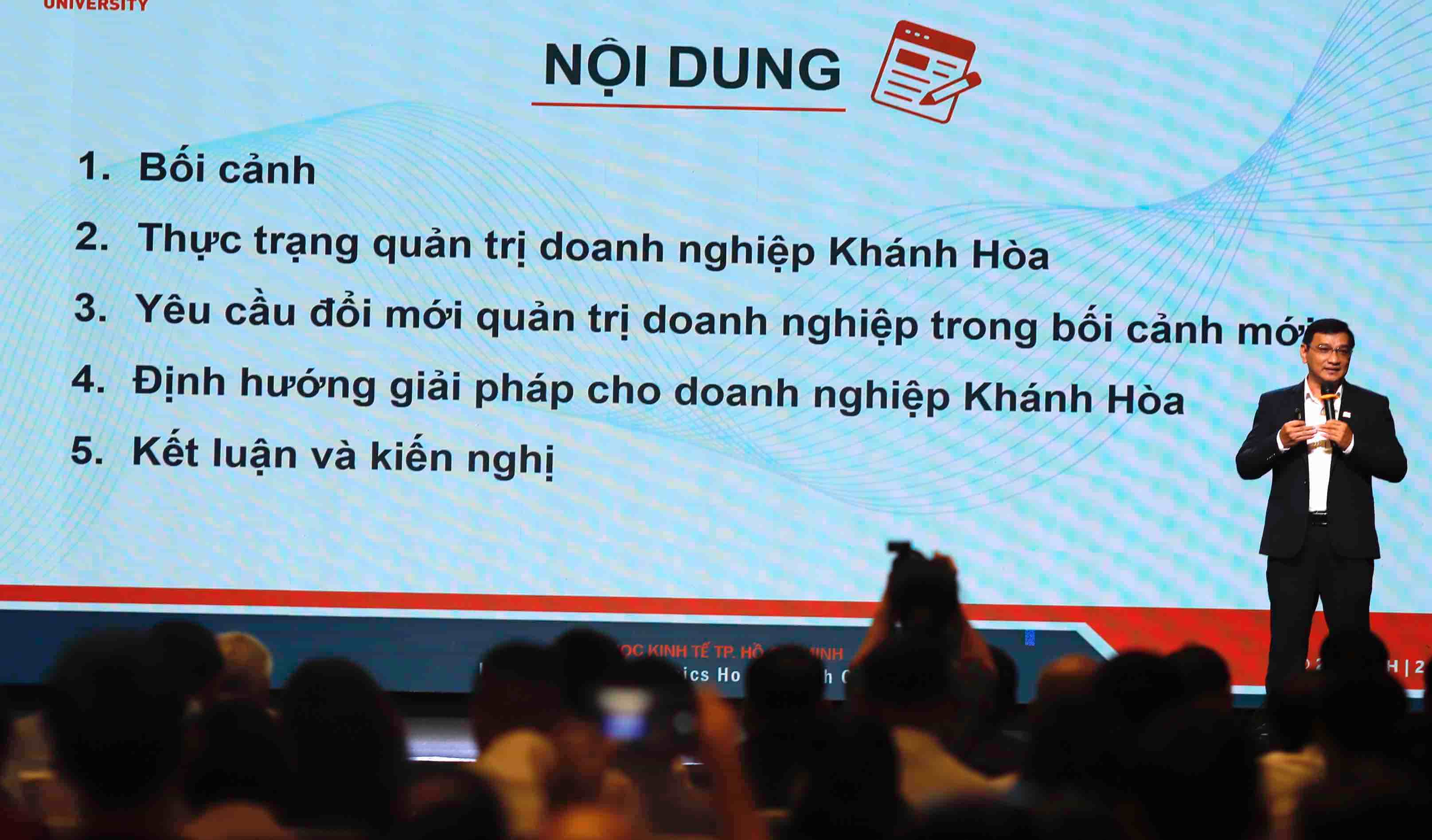 Speakers share knowledge at the forum "Modern management based on big data, digital transformation and real-world AI applications promote business development". Photo: Huu Long