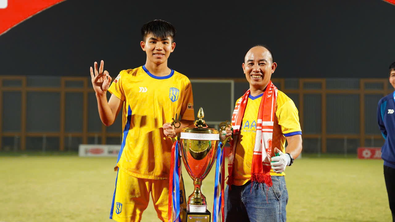 Midfielder Minh Thuy (left) contributed greatly to helping U19 Song Lam Nghe An win the U19 National Championship 2025 - 2026. Photo: Sy Hieu
