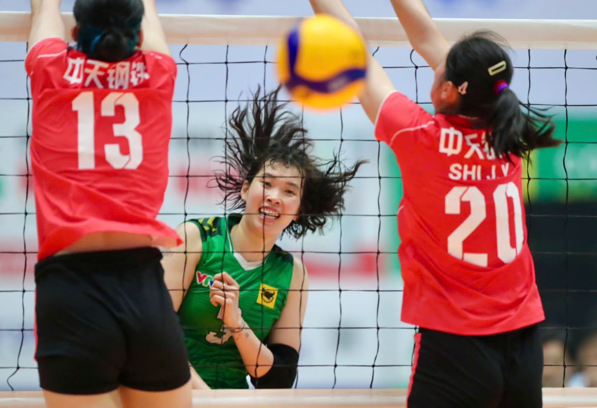 Tran Thi Thanh Thuy has powerful spikes, penetrating the Jiangsu team's blocks. Photo: Duy Nam