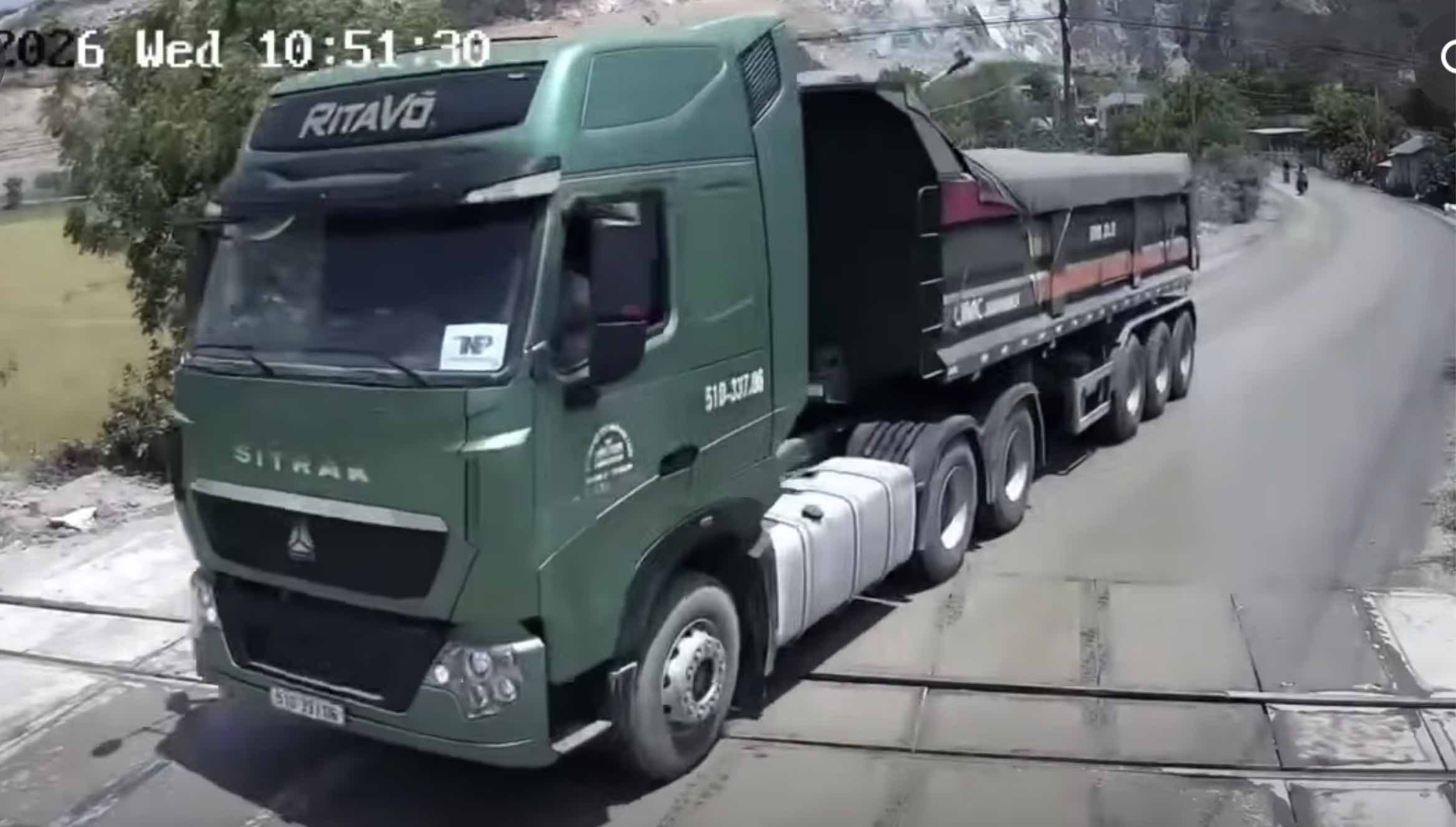 Cơ quan chức năng vừa xử phạt một tài xế đầu kéo làm gãy cần chắn đường sắt. Ảnh: Phòng CSGT