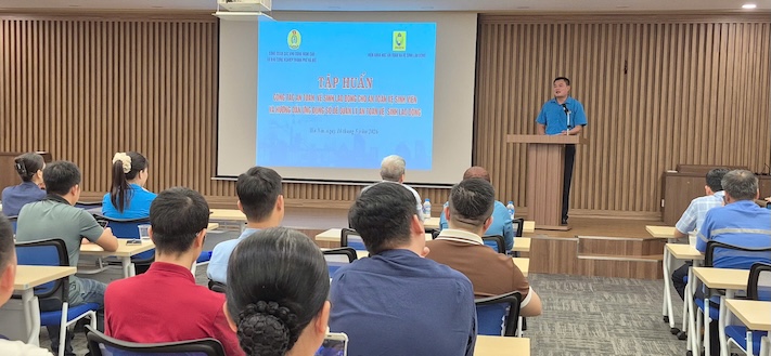 El Sr. Nguyen Dinh Thang - Miembro del Comité Ejecutivo de la Confederación General del Trabajo de Vietnam, Presidente del Sindicato de Parques de Alta Tecnología y Parques Industriales de la ciudad de Hanoi, habló en la Clase de Capacitación para más de 100 trabajadores de seguridad e higiene. Foto: CĐCS