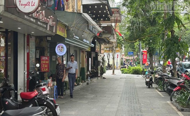 Reclaiming sidewalks and returning them to pedestrians, Hanoi changes its urban appearance. Photo: Thuy Linh