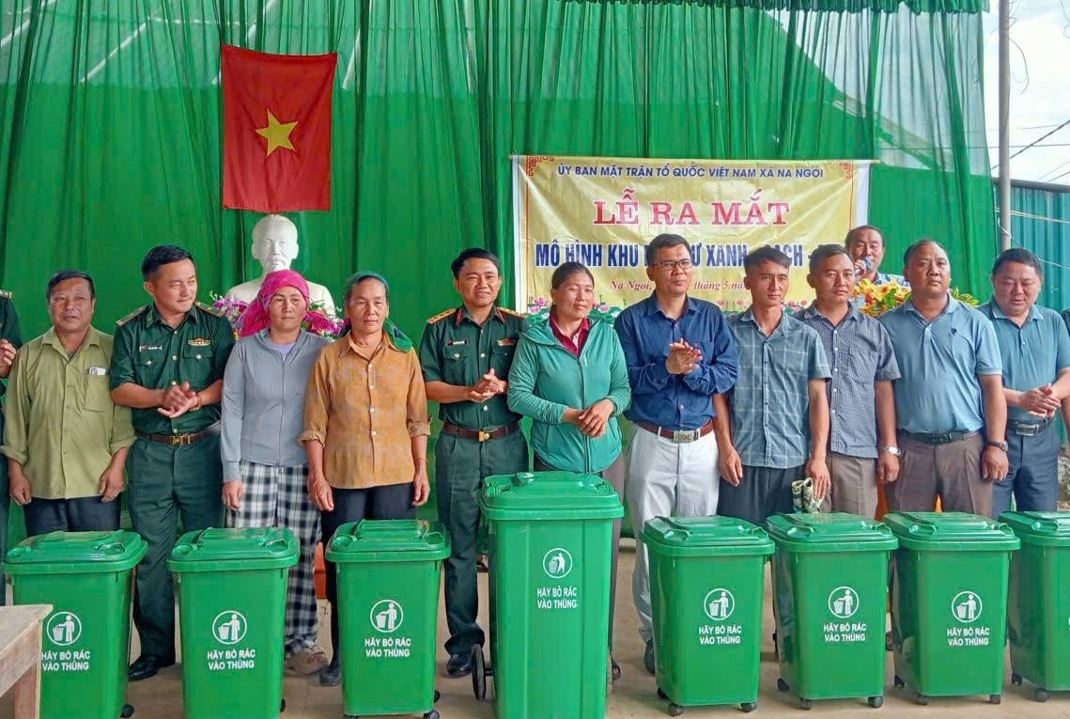 Launching ceremony of the "Green - Clean - Beautiful Residential Area" model in Nam Can village, Na Ngoi commune, spreading the message of joining hands to build a civilized village. Photo: Ngoc Anh