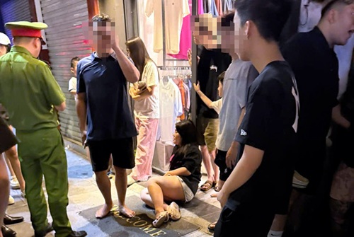 Công an vào cuộc vụ hai nhóm thanh niên ẩu đả, cô gái gục trên vỉa hè ở Hà Nội. Ảnh: Dũng Tiến