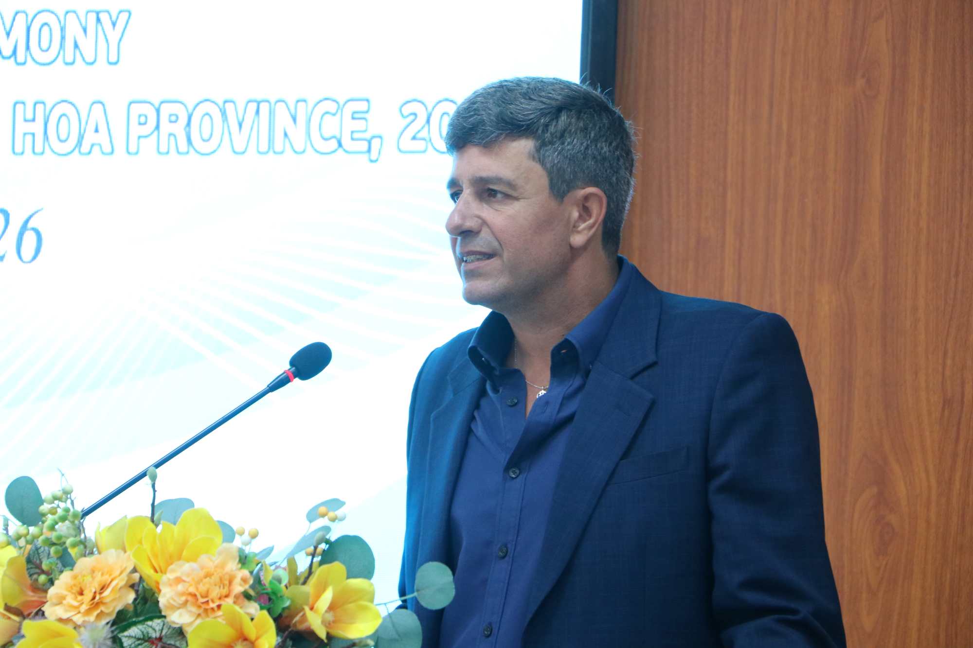 Đại diện Dự án ST4SD, ông Olivier Messmer cam kết xây dựng chương trình đào tạo “cầm tay chỉ việc” để tăng cạnh tranh bền vững từ chất lượng con người cho du lịch Khánh Hòa. Ảnh: Phương Linh