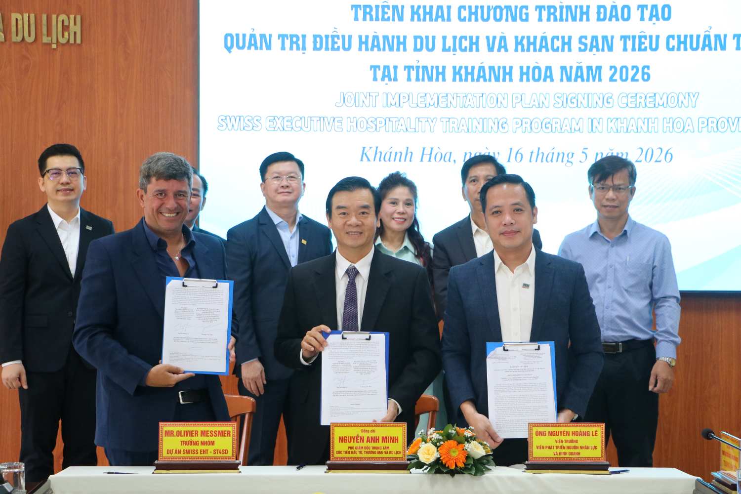Ký kết kế hoạch liên tịch triển khai “Lớp Cơ bản Chương trình Quản trị Du lịch và Khách sạn cao cấp Thụy Sĩ - SWISS EHT tại tỉnh Khánh Hòa năm 2026”. Ảnh: Phương Linh
