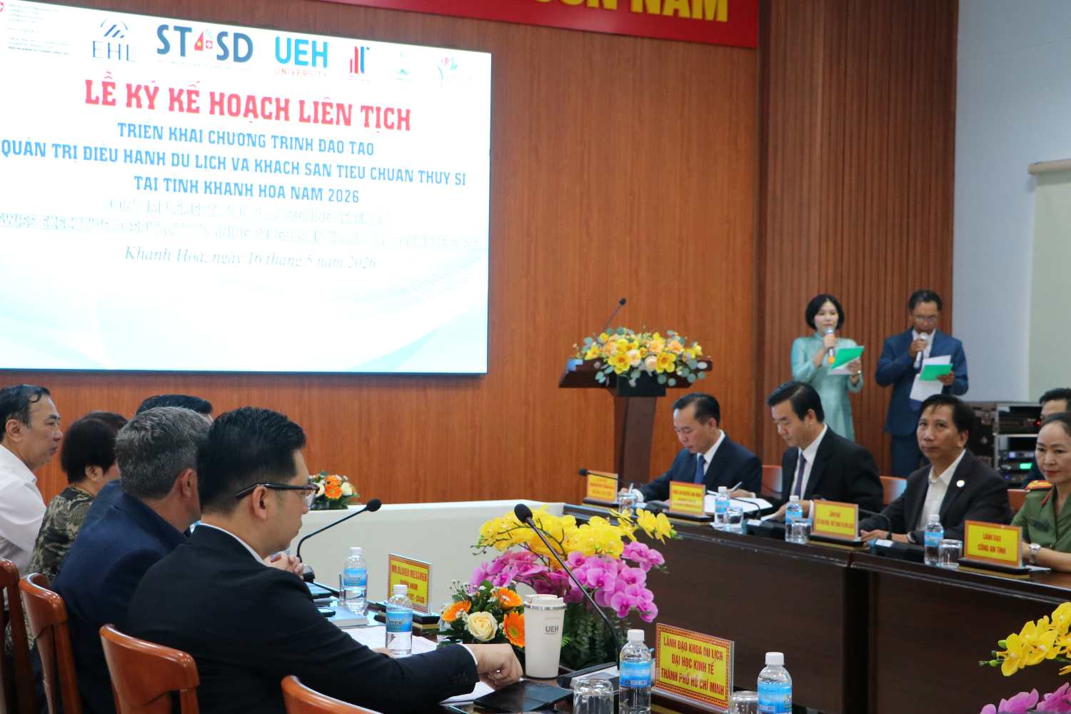 Trung tâm Xúc tiến Đầu tư, Thương mại và Du lịch tỉnh Khánh Hòa phối hợp với Viện phát triển Nguồn nhân lực và Kinh doanh (HUREDIN) giới thiệu Dự án ST4SD (Dự án Du lịch Thụy Sỹ vì sự Phát triển Bền vững tại Việt Nam). Ảnh: Phương Linh