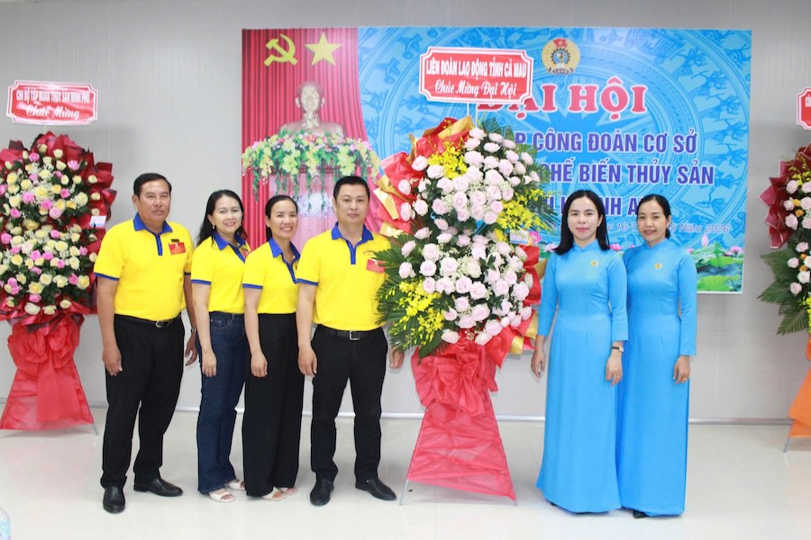 La Federación Laboral de la provincia de Cà Mau entrega flores para felicitar al Congreso. Foto: Thiệu Vũ