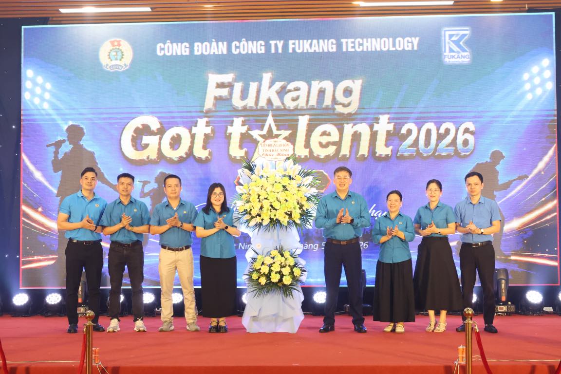 Leaders of the Bac Ninh Provincial Labor Federation present flowers to congratulate the "Fukang Got Talent - Season 2 2026" program organized by the company's trade union. Photo: Quyet Chien