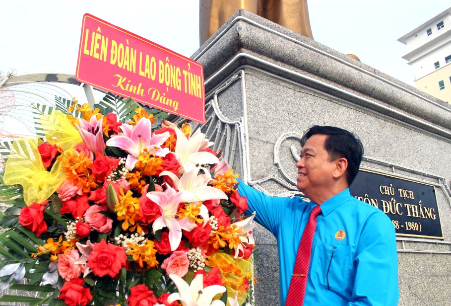 Chủ tịch Liên đoàn Lao động tỉnh An Giang Đỗ Trần Thịnh dâng hoa viếng tượng đài Chủ tịch Tôn Đức Thắng tại phường Long Xuyên. Ảnh: Thanh Mai