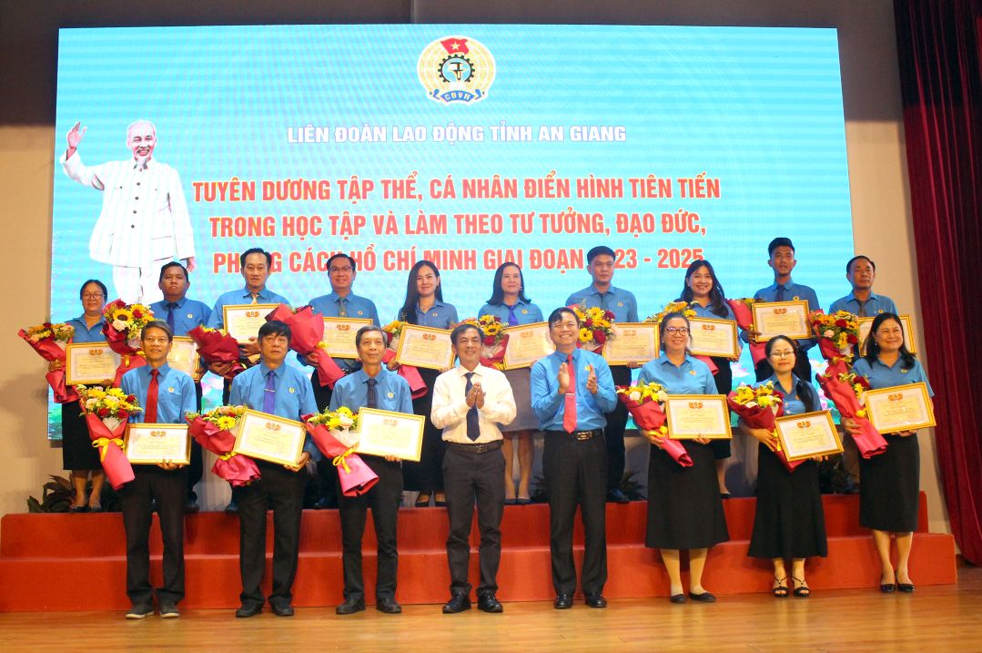 Tuyên dương 17 tập thể học và làm theo Bác. Ảnh: Thanh Mai