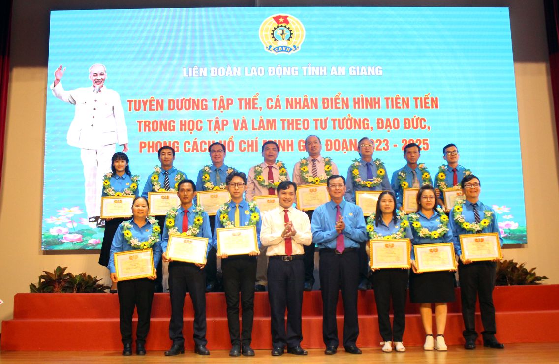 Tuyên dương cá nhân là đoàn viên, công nhân, người lao động học và làm theo Bác. Ảnh: Thanh Mai