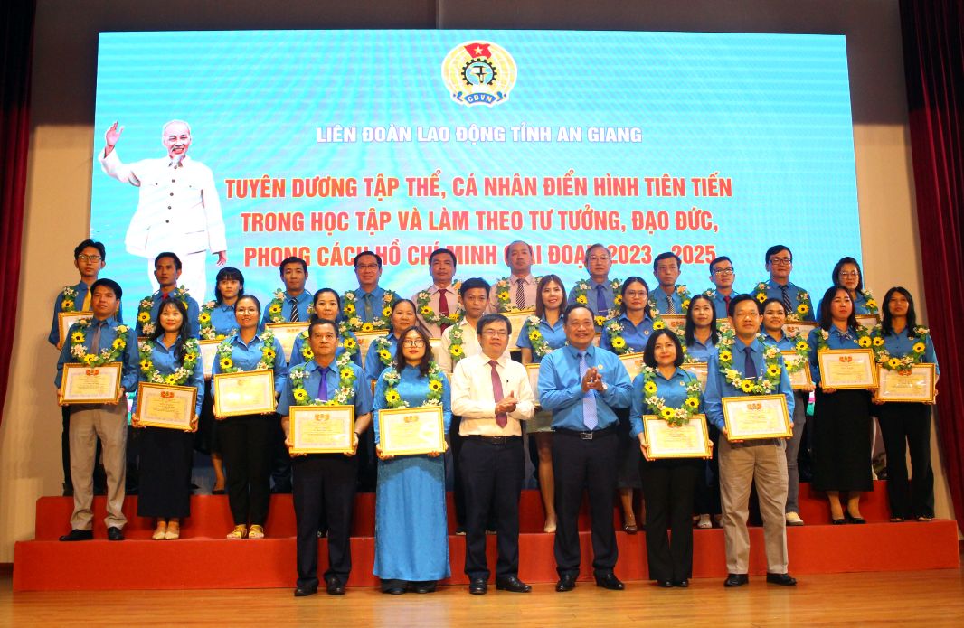 Tuyên dương cá nhân học và làm theo Bác. Ảnh: Thanh Mai