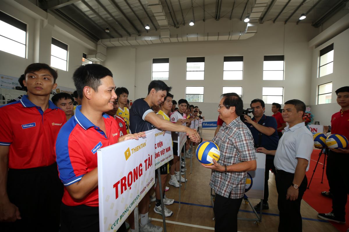 Lãnh đạo Ban Tuyên giáo và Dân vận Thành ủy TPHCM trao quà cho các đội tham dự Cúp bóng chuyền Thiên Tân năm 2026. Ảnh: Phương Dũng