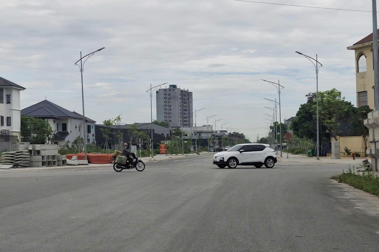 Đoạn đấu nối với đường Nguyễn Xí đã hoàn thành thi công từ lâu. Ảnh: Trần Tuấn
