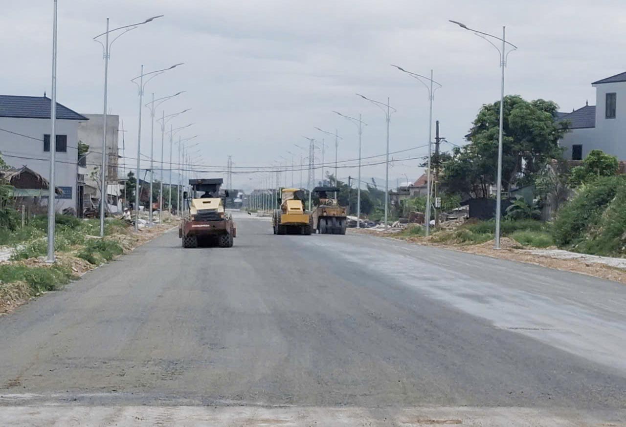 The contractor is focusing on construction in the last days to complete the Le Duan extended road project, which has been delayed for many years. Photo: Tran Tuan
